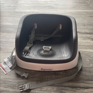 Ingenuity Booster Seat in dark gray and White